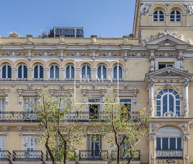 Exclusiva propiedad en venta en Almagro, Chamberí: Vivienda de lujo en edificio clásico, garaje y trastero
