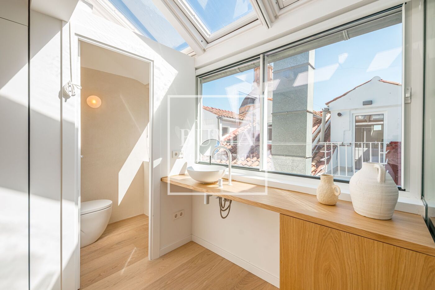 Exclusivo ático de diseño en venta con terrazas en el corazón de Madrid