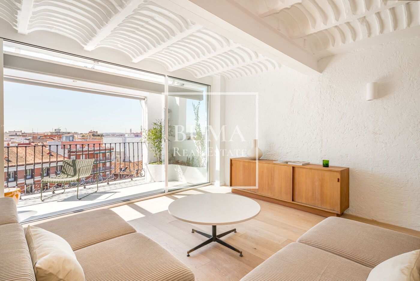 Exclusivo ático de diseño en venta con terrazas en el corazón de Madrid