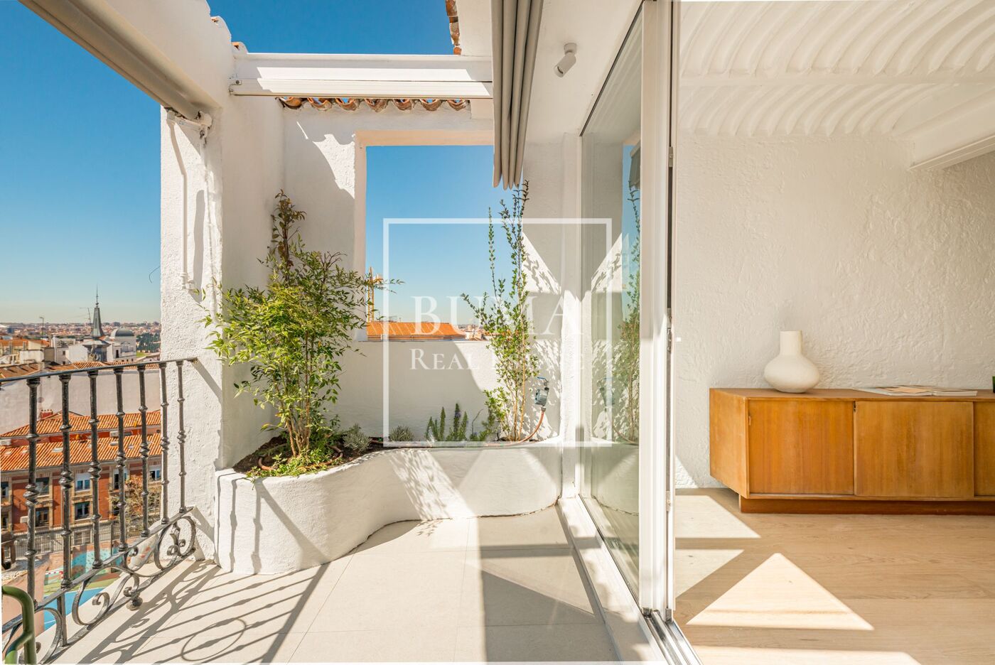Exclusivo ático de diseño en venta con terrazas en el corazón de Madrid