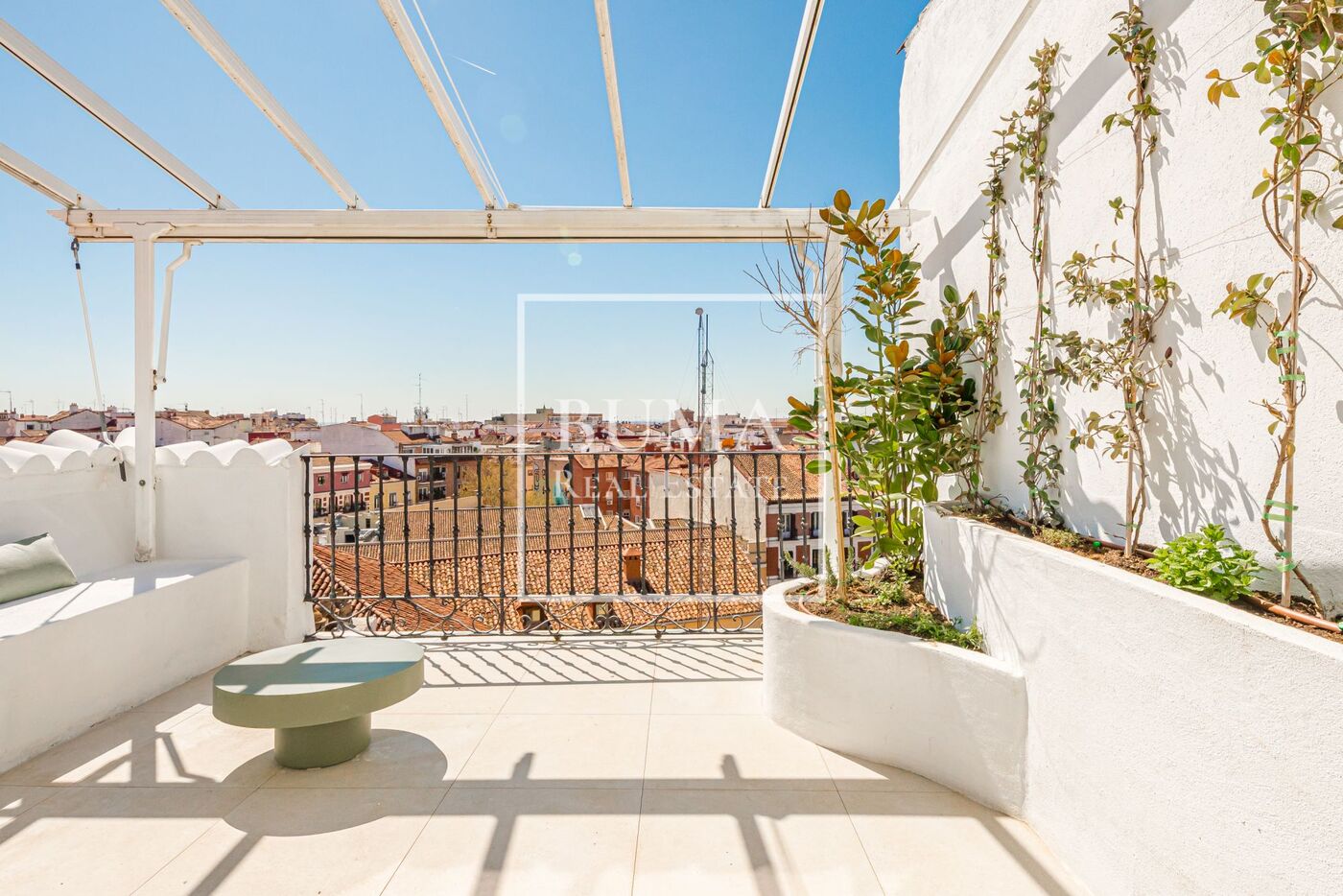 Exclusivo ático de diseño en venta con terrazas en el corazón de Madrid