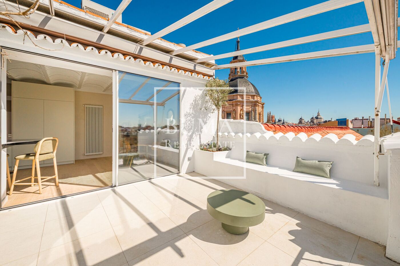 Exclusivo ático de diseño en venta con terrazas en el corazón de Madrid