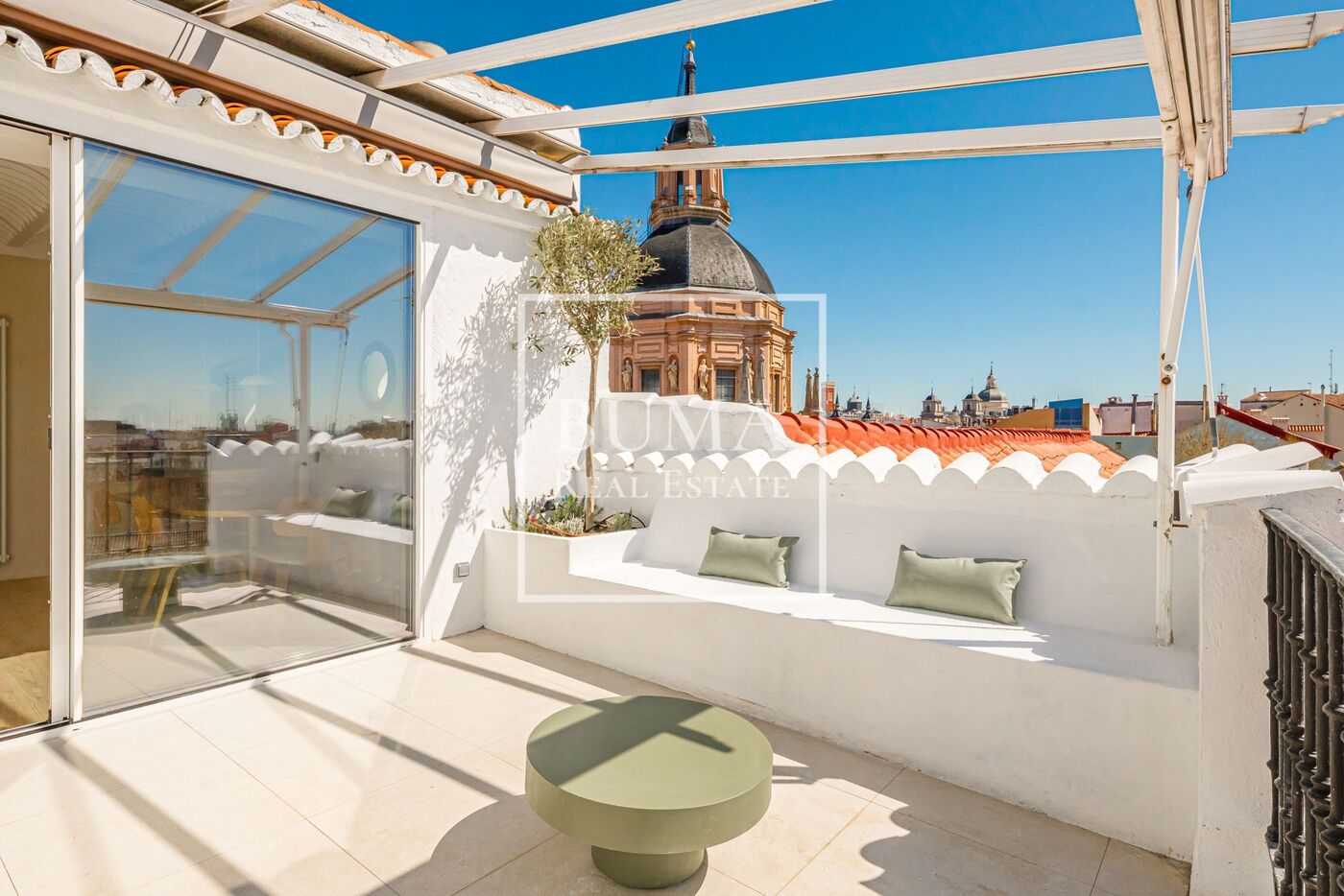 Exclusivo ático de diseño en venta con terrazas en el corazón de Madrid