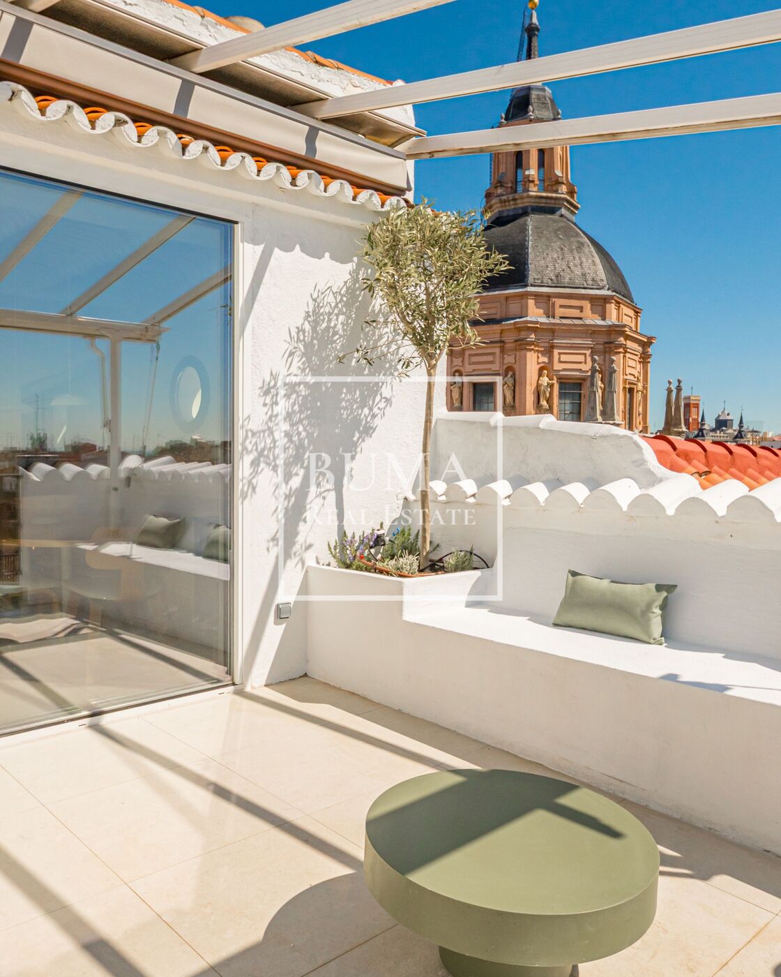 Exclusivo ático de diseño en venta con terrazas en el corazón de Madrid