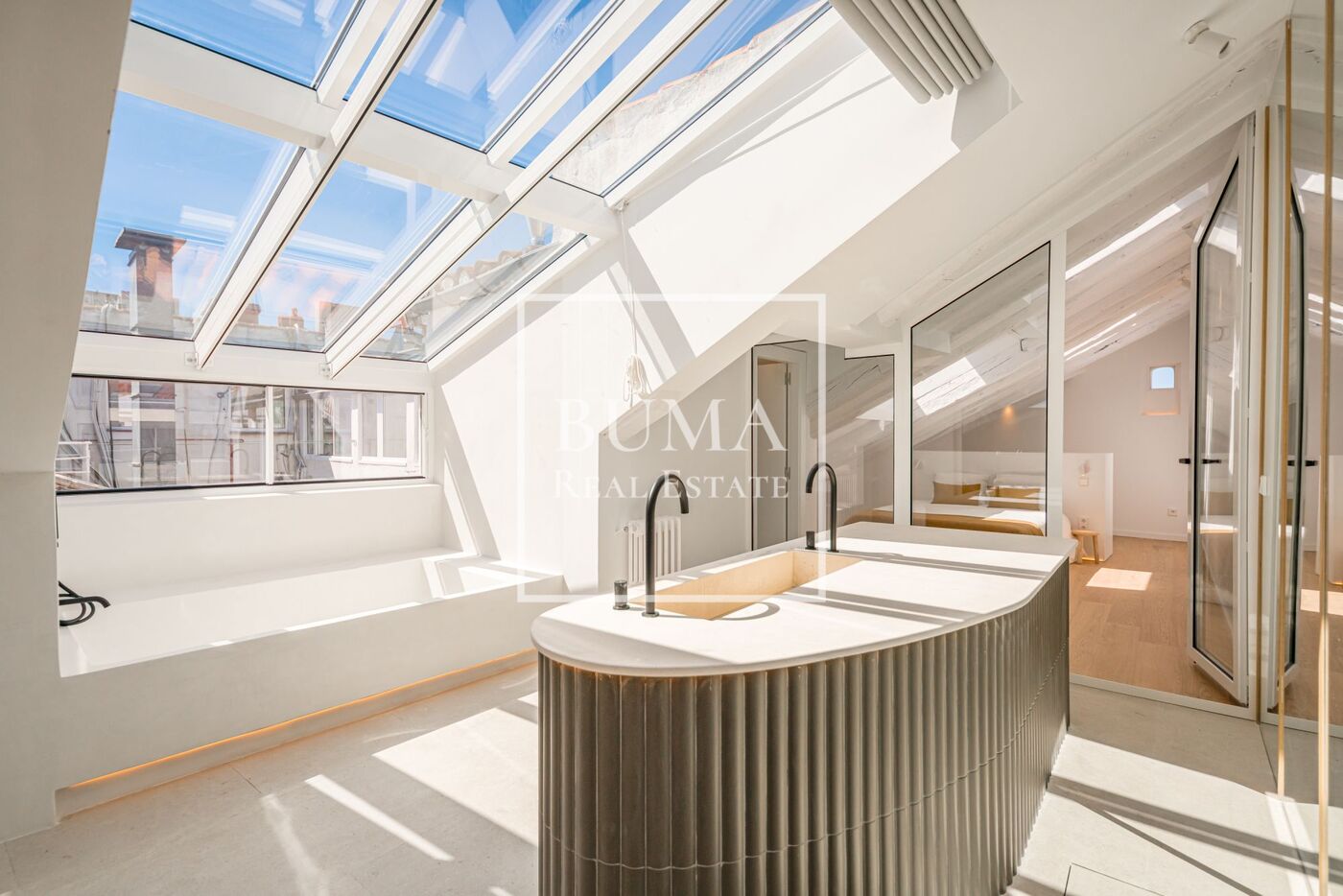 Exclusivo ático de diseño en venta con terrazas en el corazón de Madrid