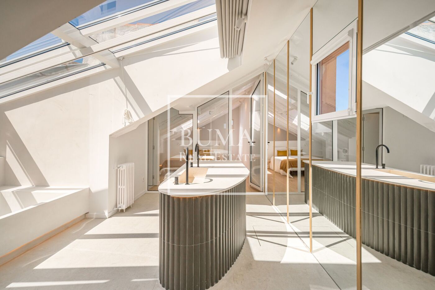 Exclusivo ático de diseño en venta con terrazas en el corazón de Madrid