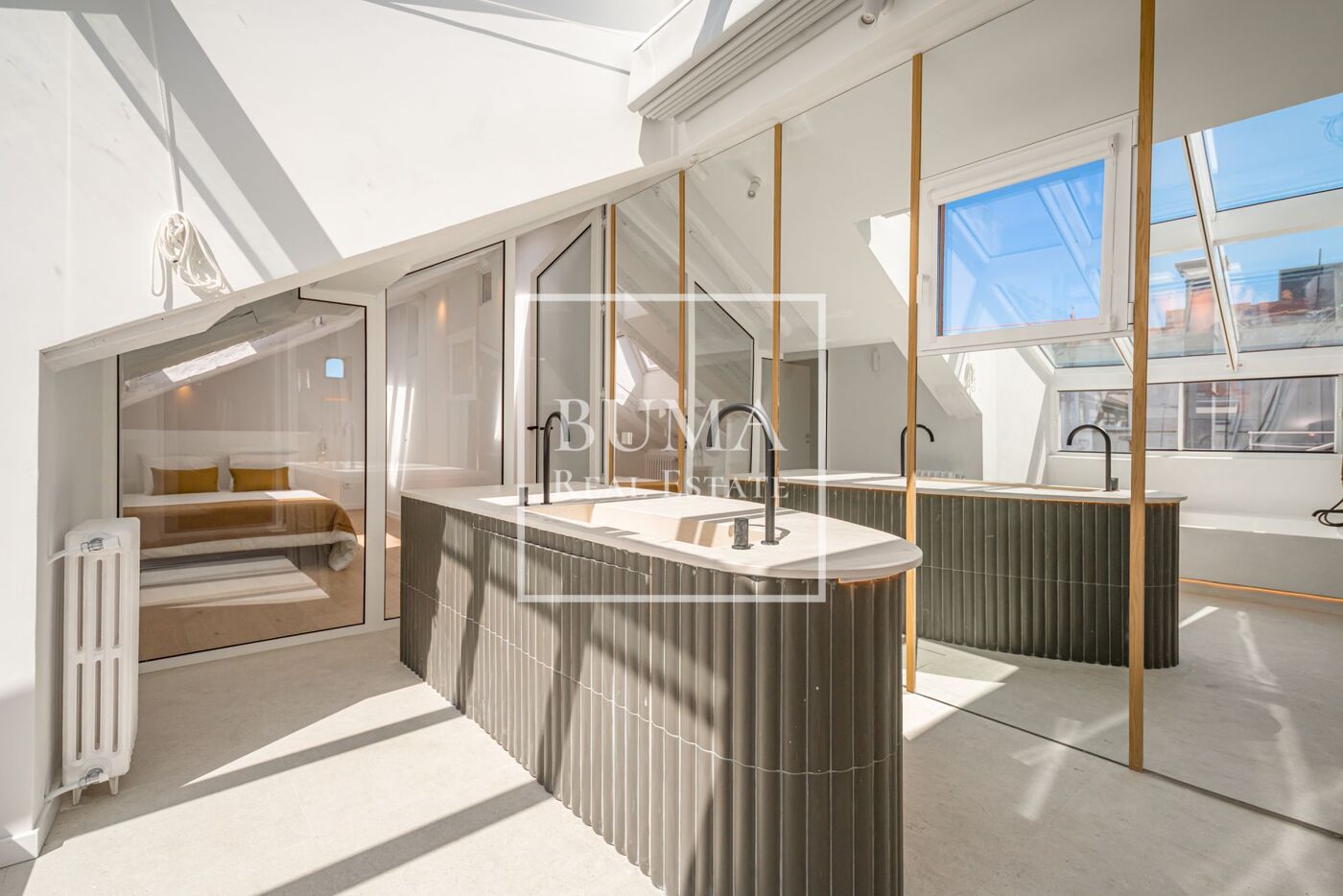 Exclusivo ático de diseño en venta con terrazas en el corazón de Madrid