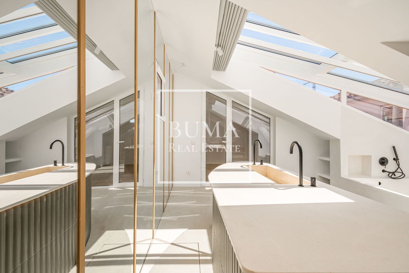 Exclusivo ático de diseño en venta con terrazas en el corazón de Madrid