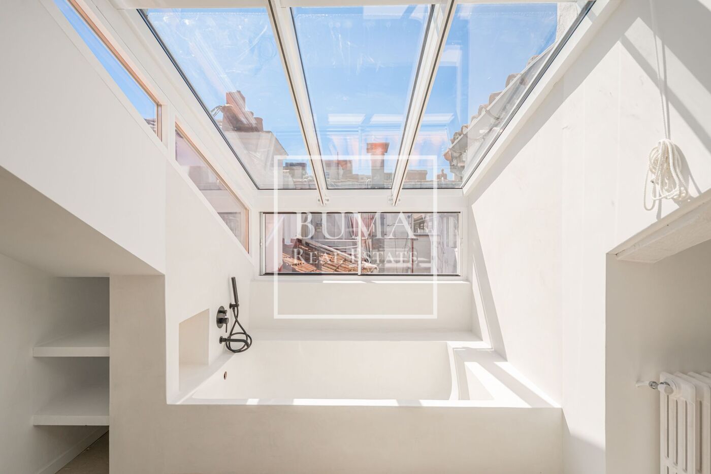 Exclusivo ático de diseño en venta con terrazas en el corazón de Madrid