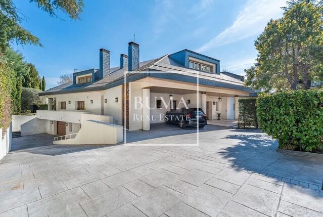 Casa independiente en venta en el prestigioso barrio de Conde De Orgaz