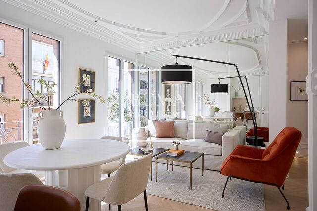 Piso reformado en cuarta planta con balcones y luz natural en Lista