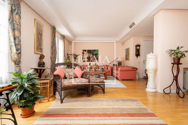 177 sqm luxury flat with views for sale in Madrid