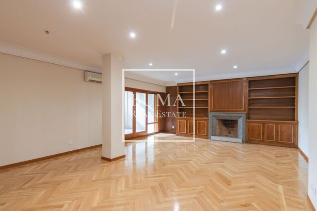 Amplia vivienda en alquiler con terrazas y piscina