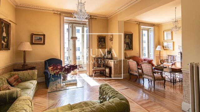 Exclusiva vivienda a reformar en edificio clásico en Castellana
