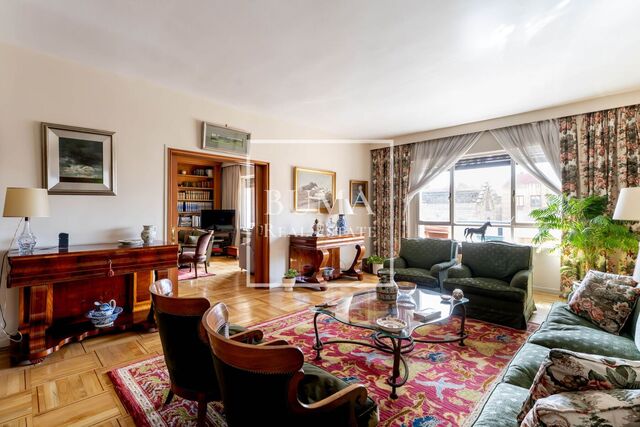 Amplia vivienda exterior con terraza y garaje en ubicación privilegiada