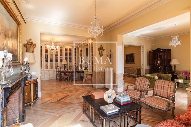 Exclusiva vivienda a reformar en edificio clásico en Castellana