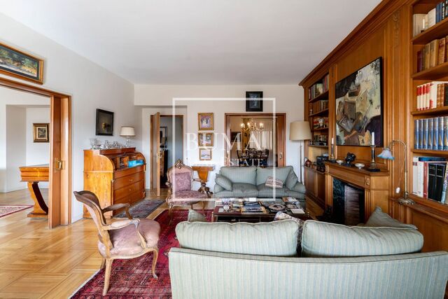 Amplia vivienda exterior con terraza y garaje en ubicación privilegiada