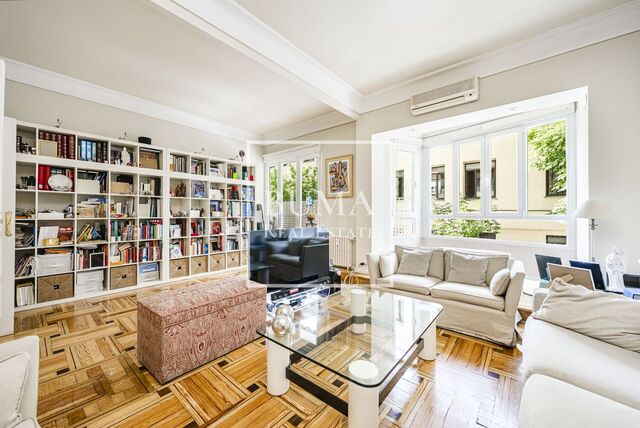 Gran vivienda en venta en Barrio Castellana con terraza y patios privados