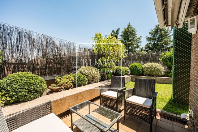 Ático de lujo con piscina y terraza en venta en Nueva España, Madrid