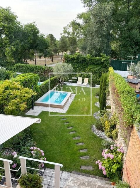 450 sqm luxury house with pool for sale in Peñagrande, Madrid