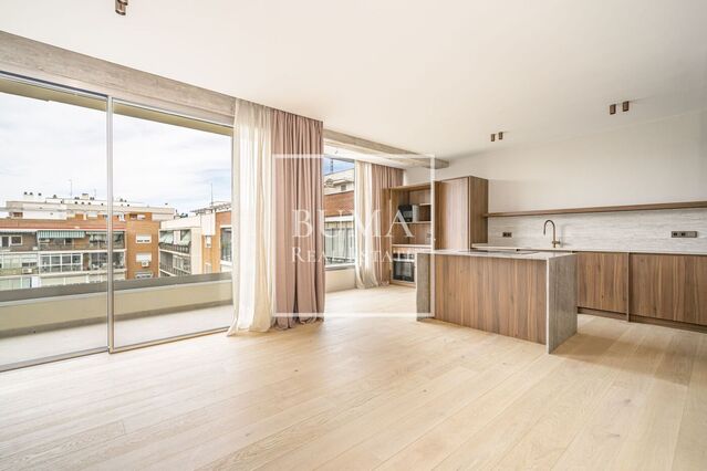Reforma de lujo con estilo y carácter: piso en venta con terraza, grandes ventanales y mucha luz natural