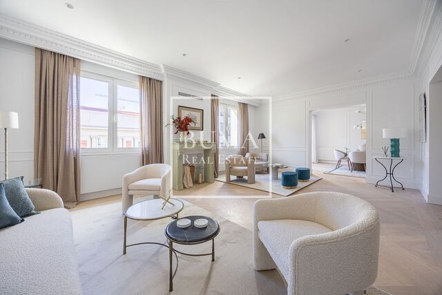 Exclusiva vivienda en venta reformada en planta alta con terraza y tres suites en Recoletos. Edificio clásico