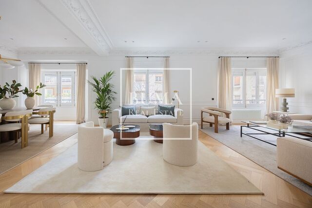 Exclusiva propiedad en venta en Recoletos | 368 m² reformado en un edificio clásico.